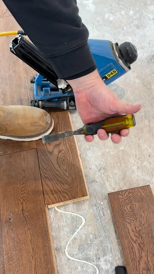 Chisel trick for hardwood floors